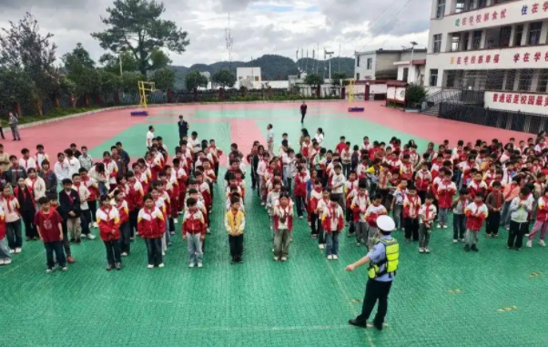 为切实提升学生安意识为师生上一堂知危险会避险交通安全课 为切实提升学生安意识为师生上一堂知危险会避险交通安全课