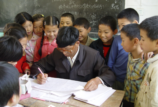 继续加快边远艰苦地区村庄学校教师周转宿舍建设完善以公租房