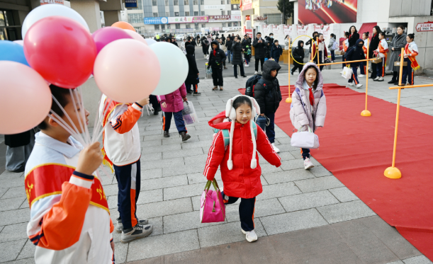 通过科技进讲堂激起学生对科技的兴趣引导他们在探究中生长 通过科技进讲堂激起学生对科技的兴趣引导他们在探究中生长